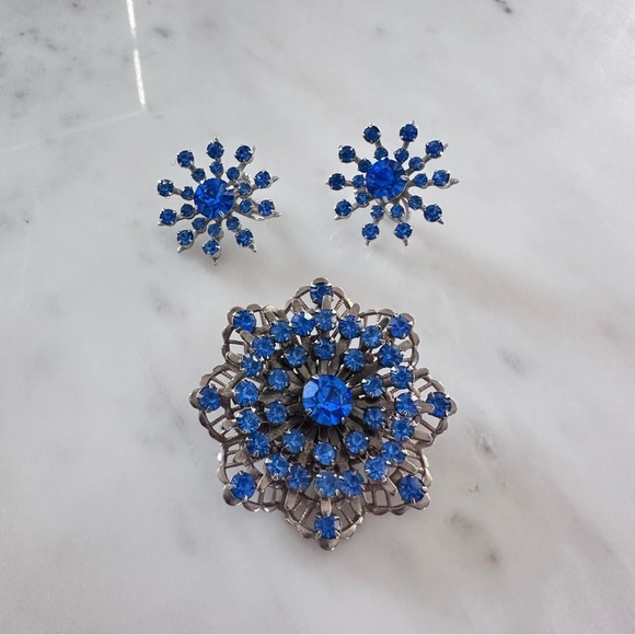 Source Unknown Jewelry - Vintage Mid Century Modern Bright Blue Starburst Brooch and Clip on Earring Set